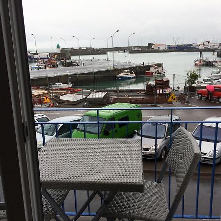 Escale avec vue mer sur les quais de l’Ile d’Yeu Extérieur photo