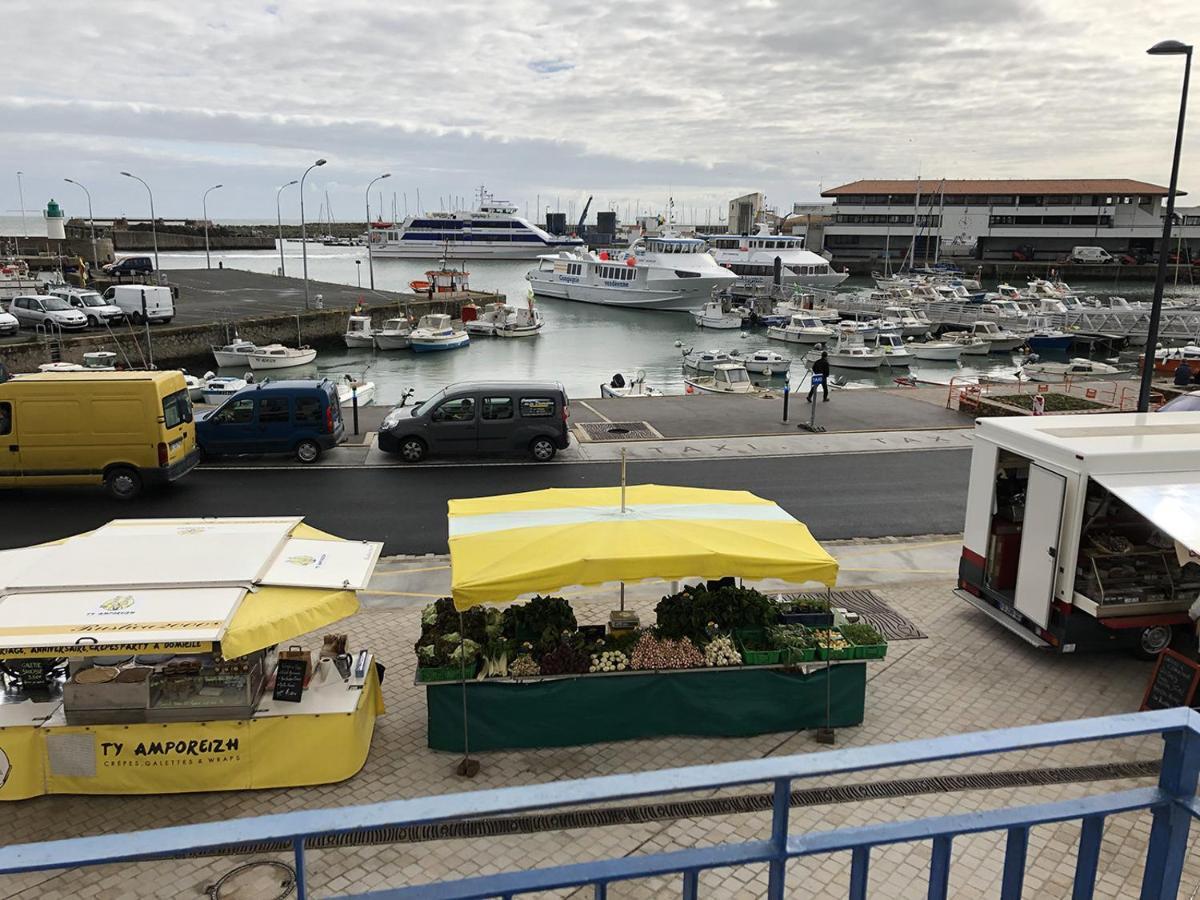 Escale avec vue mer sur les quais de l’Ile d’Yeu Extérieur photo